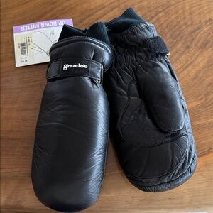 Grandoe  Black Leather Mittens